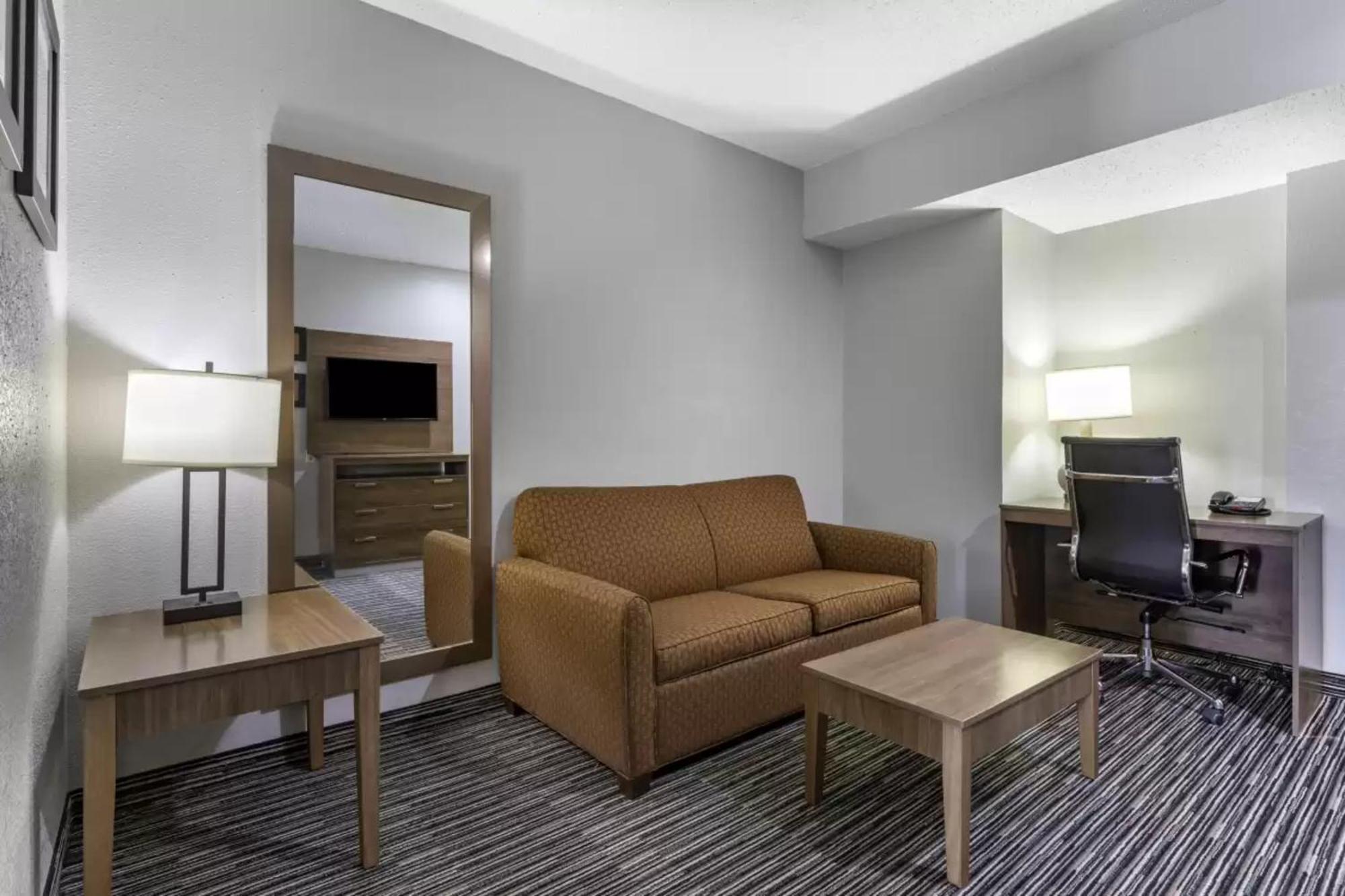 Quality Inn & Suites I-35 E-Walnut Hill Dallas Exteriér fotografie