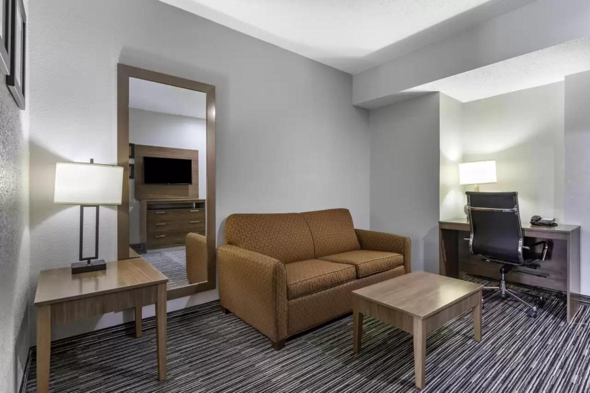 Quality Inn & Suites I-35 E-Walnut Hill Dallas Exteriér fotografie