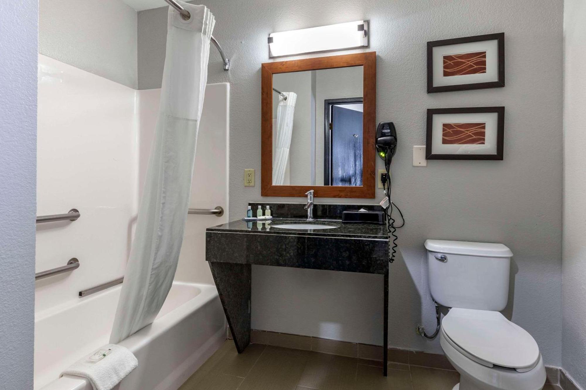 Quality Inn & Suites I-35 E-Walnut Hill Dallas Exteriér fotografie